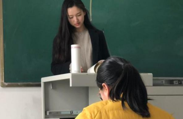 湖南大学90后女教授惹争议,没有留学经历,靠什么当上