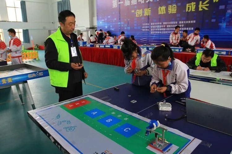 第一届嘉峪关市青少年机器人竞赛正在进行中