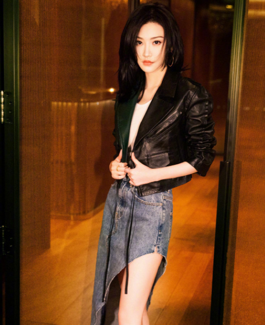 景甜首晒港风造型,穿绿色西装尽显女人味,嘴角一抹笑容甜到心坎