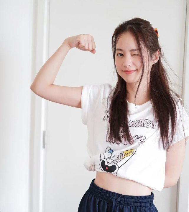 pimtha 另外,关于"举手",还可以多些花样.如,过肩比出大力士的手势