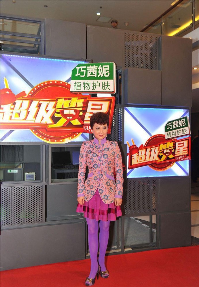 蔡明真的挺会穿的,选透肉色的上衣,看着身材好气质也很年轻