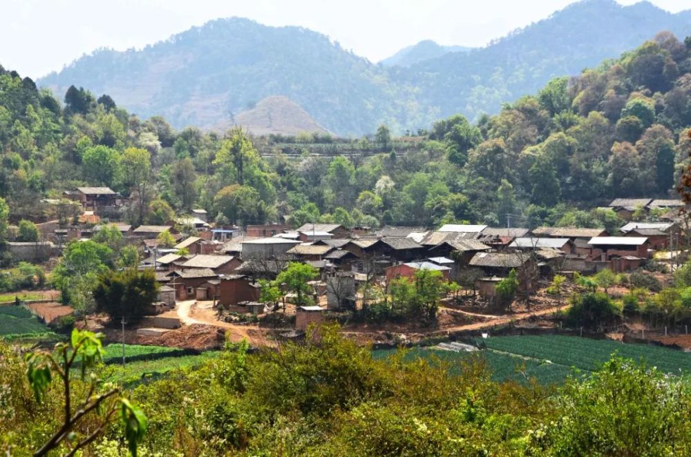 云南大山里的村庄,村民过着悠闲生活,有些老人一辈子没出过山