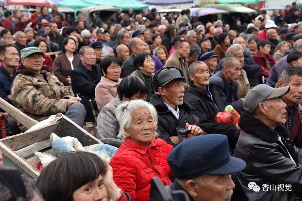 河南山村唱大戏:85岁老人木板车拉老伴去看戏,怕孩子不同意中午不回家