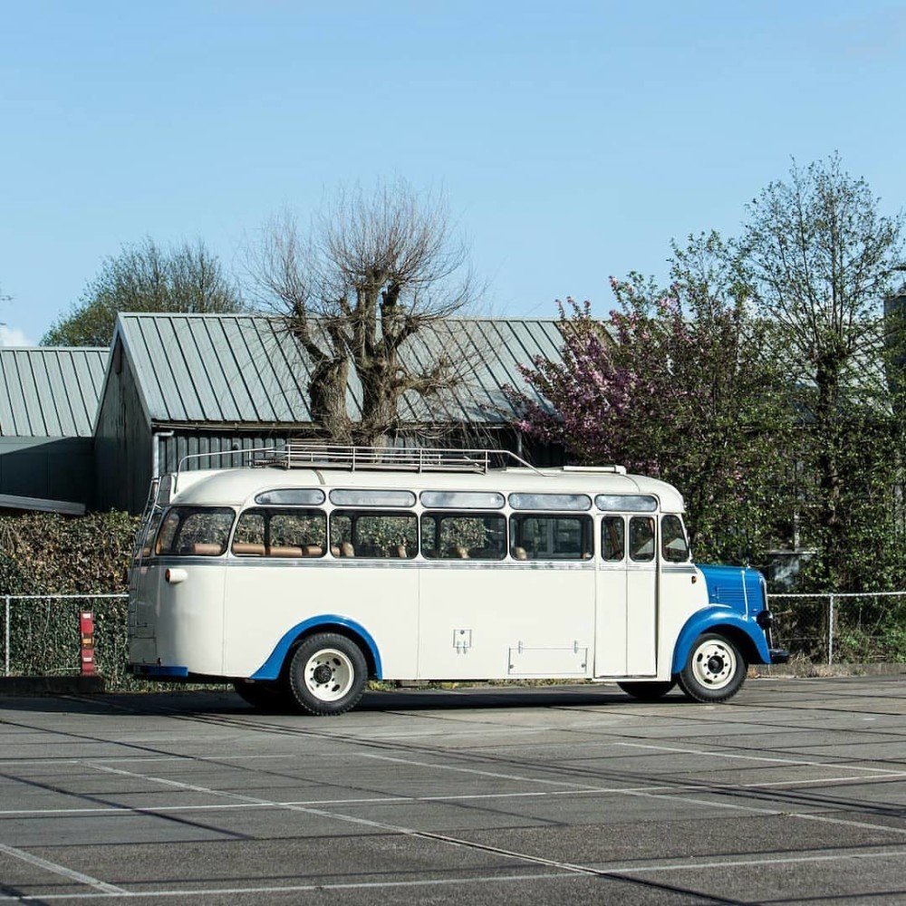 1952出产的奔驰公共汽车,现在依然在运行