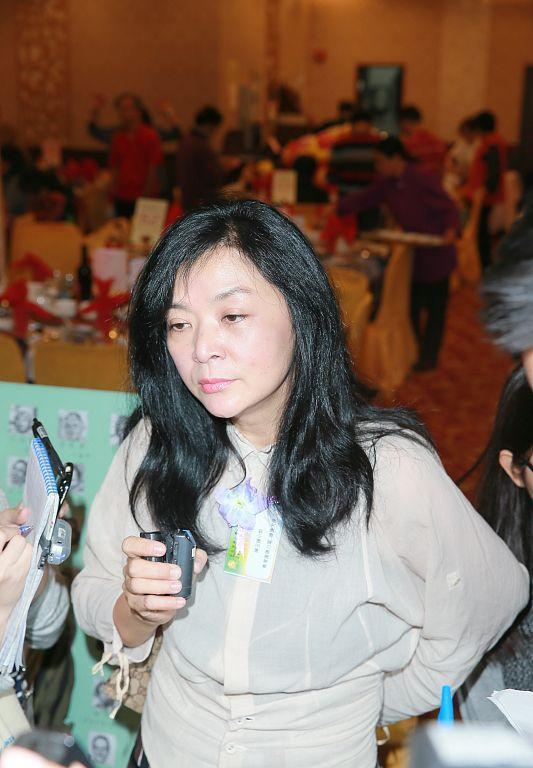 陈玉莲老了之后身材也有点走样但气质仍然高级素颜状态接地气