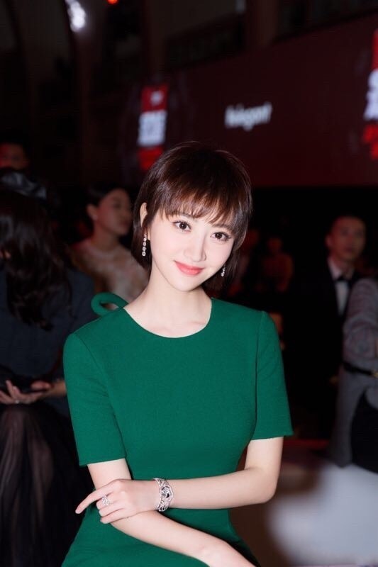 剪了短发的景甜仍惊艳,一袭"拖地"礼服走红毯,曲线不输司藤