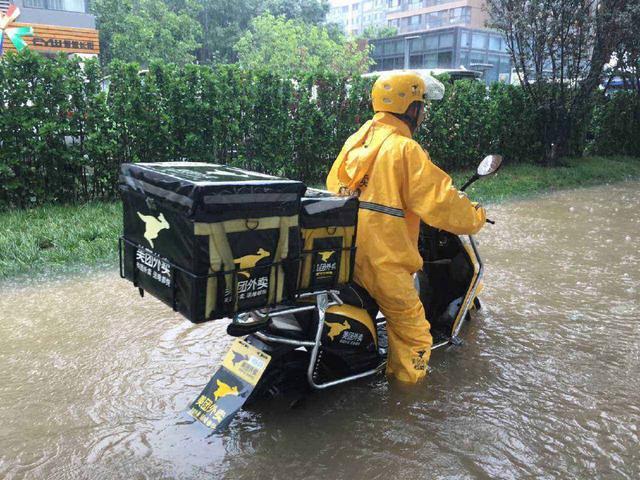 雨天送外卖,路滑骑车摔倒了,客户得知后,对外卖小哥说