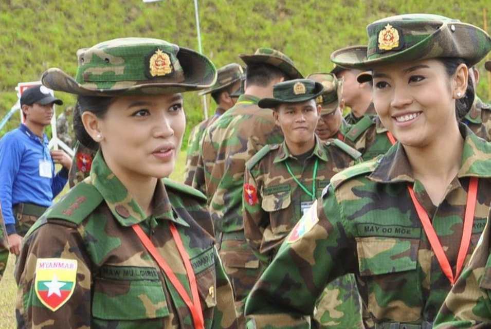 在军装制服方面,缅甸陆军配发有浅卡其色礼服,绿色野战勤务服,海军