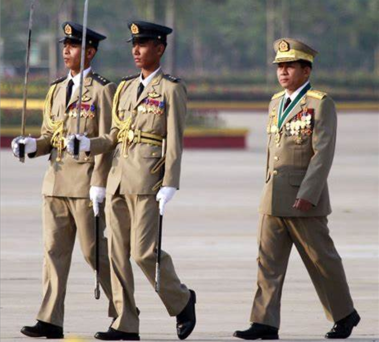 从军方领导人敏昂莱看缅甸军衔,高级上将最高,大檐帽能区分等级