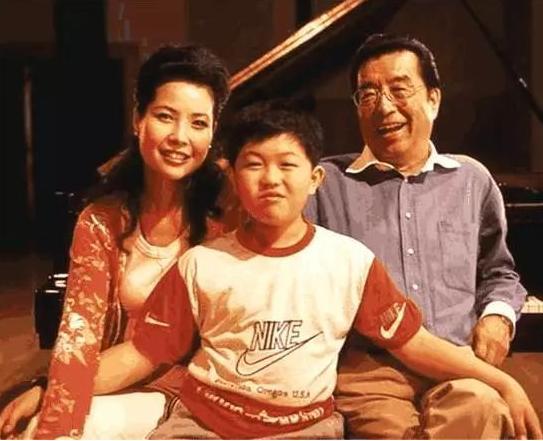 "歌王"李双江:二婚娶小27岁娇妻,儿子改豪车违法32次