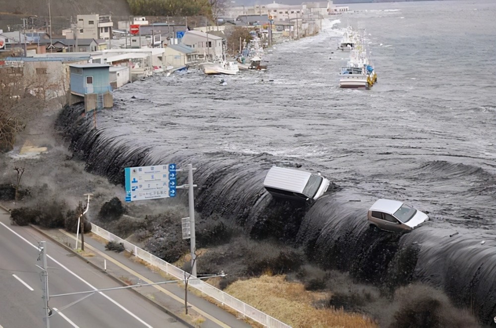 9级的地震引发的海啸席卷了日本本州主岛