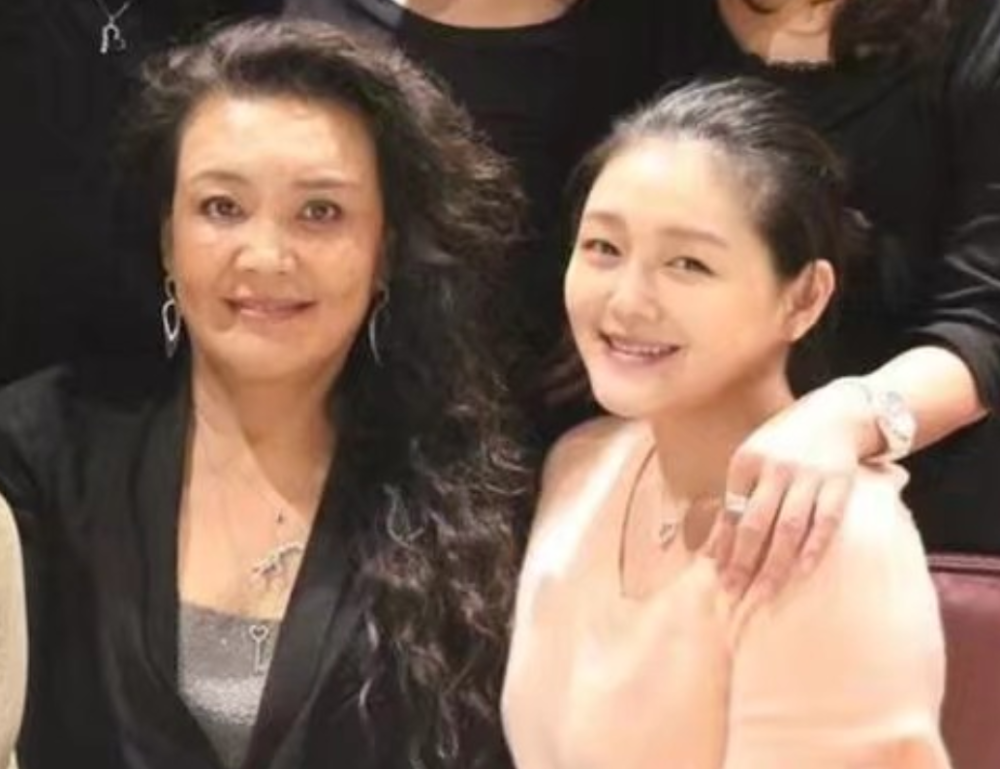 婆孙俩非常融洽,张兰看着孙女的眼睛里都有光