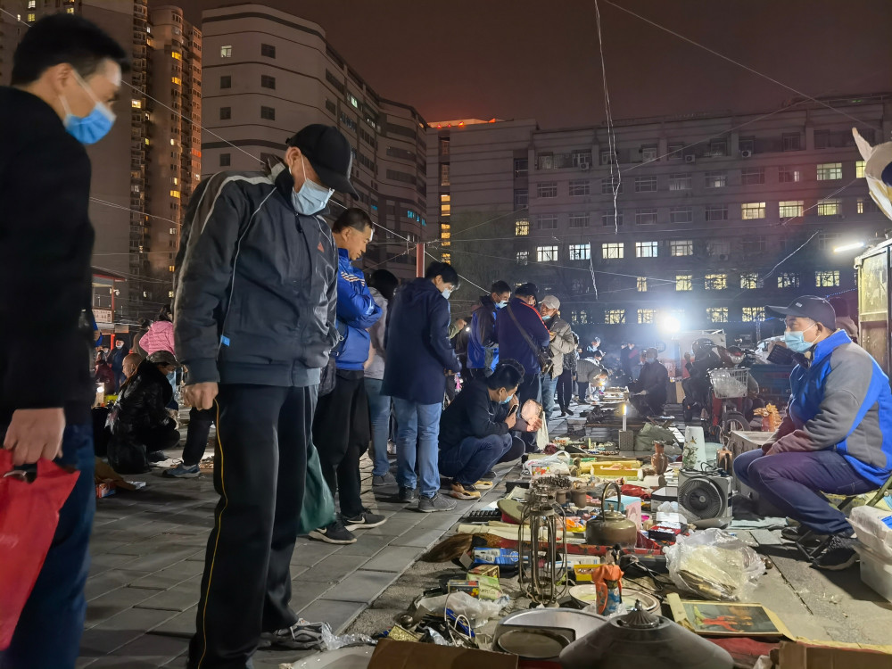 北京潘家园"鬼市"升级重张,年轻人打着手电前来探宝