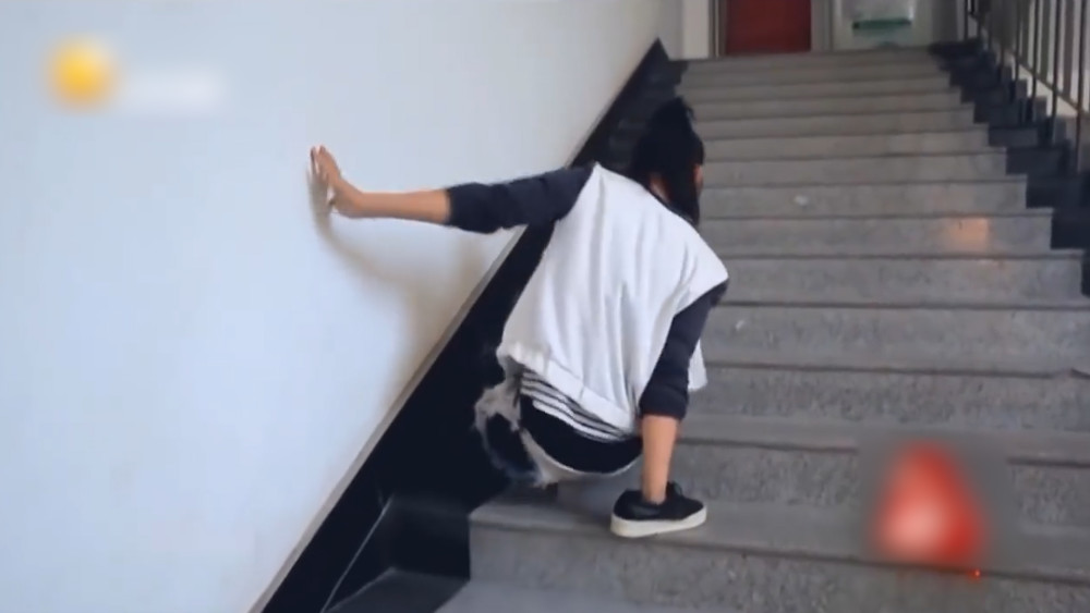 纪录片:河南无腿女孩,6岁失去双腿和双亲,用手蹦进大学校门
