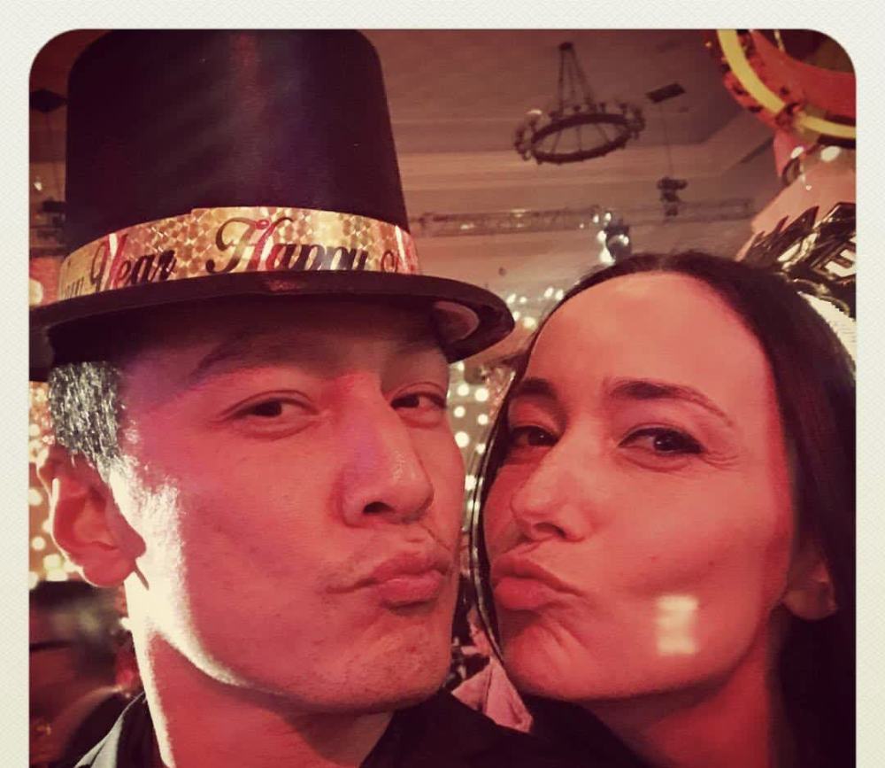 吴彦祖晒照庆祝结婚11周年,一家三口幸福美满,颜值越高越专一