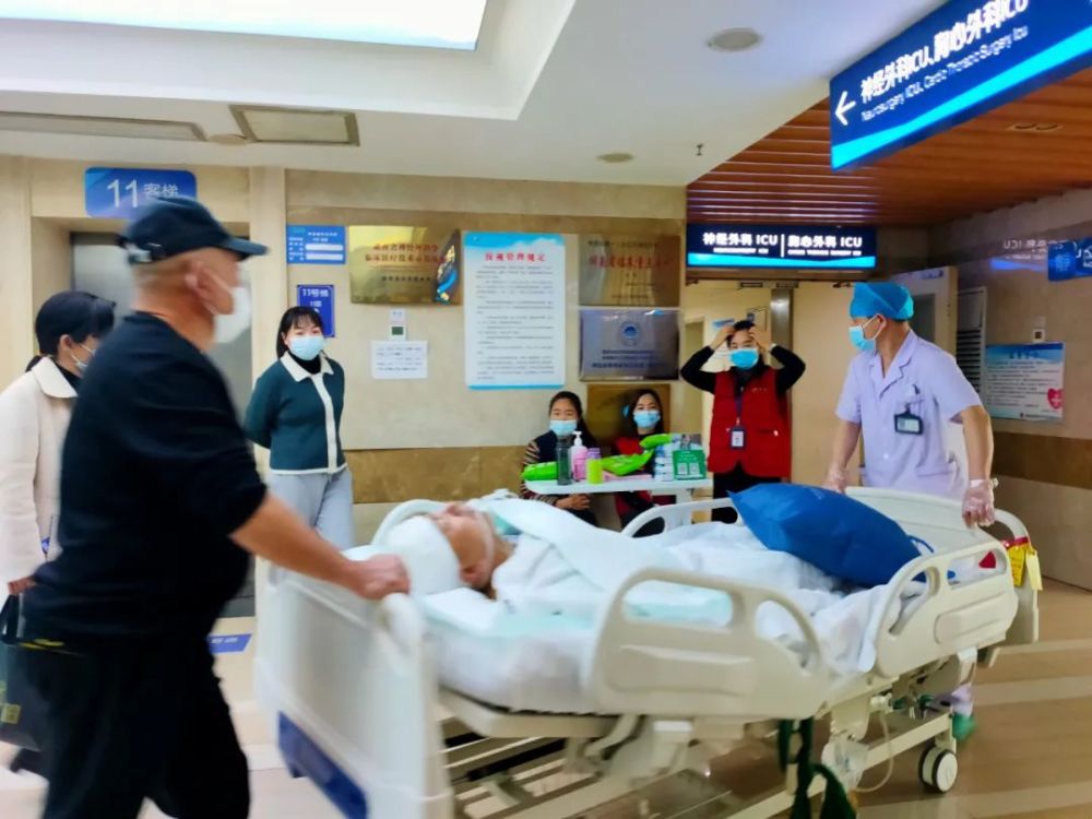 (杨开建正躺在常德市第一人民医院重症监护室)