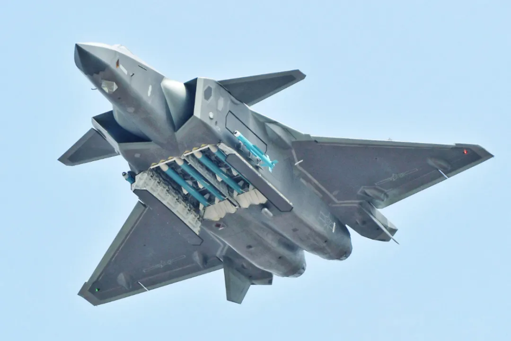 中国歼-20战机大特写曝光,与f-22,f-35,苏-57弹舱比哪家强?