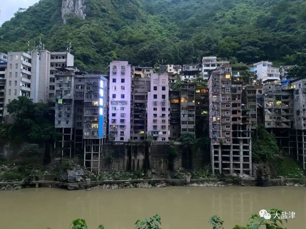 送一套房也不敢去住的盐津,两边都是悬崖绝壁,云南"最窄"县城