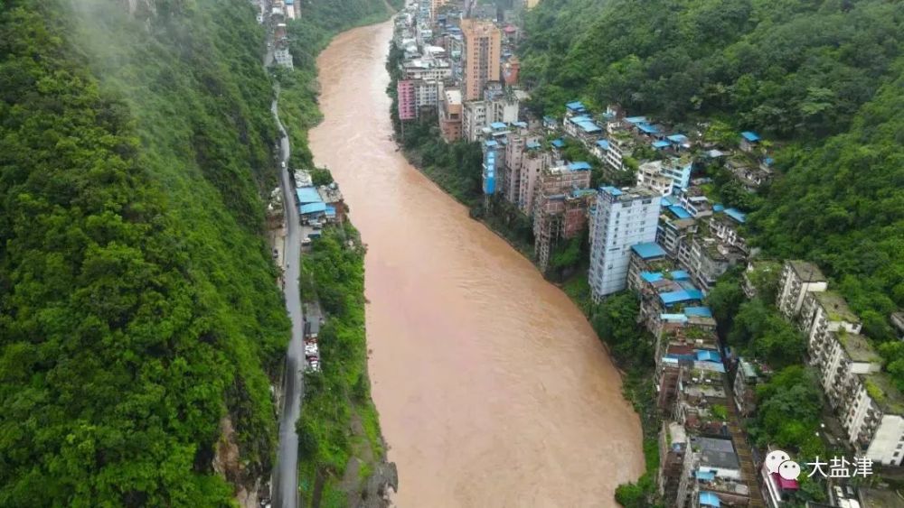 送一套房也不敢去住的盐津,两边都是悬崖绝壁,云南"最窄"县城