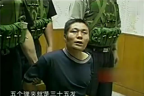 2000年悍匪张君落网时警察为何脱掉他左脚鞋袜看脚底才安心