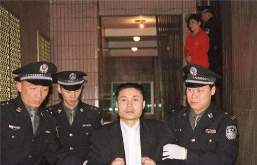 2000年悍匪张君落网时,警察为何脱掉他左脚鞋袜,看脚底才安心?