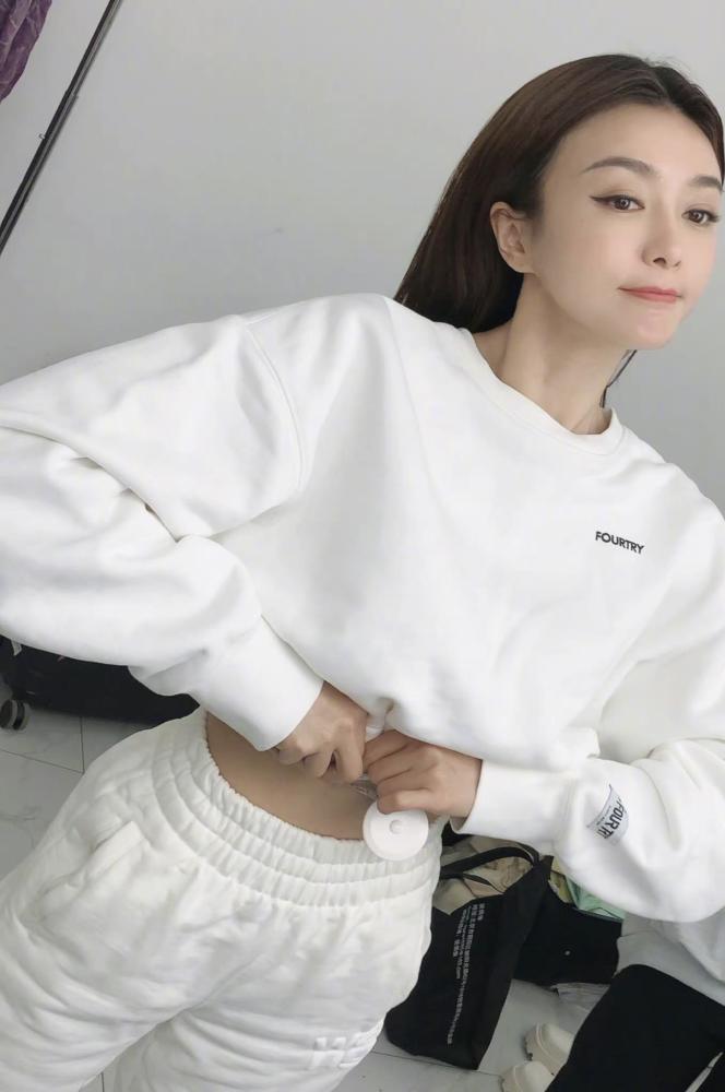 秦岚腰围不足一尺八曾感叹女明星都太瘦白色露脐卫衣减龄