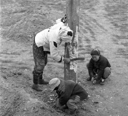 1942年河南大饥荒饿死300万人树皮啃光图5孩子的表情令人揪心