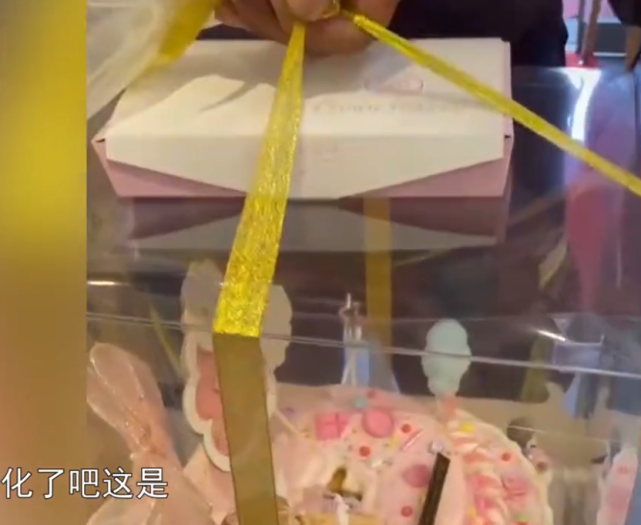 新疆一配送员摔坏408元蛋糕,配送员一句话却让网友们议论纷纷