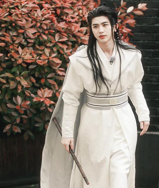 蔡徐坤穿古装录节目,一身白衣造型干净清爽,好一个翩翩美少年