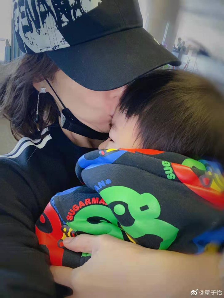 章子怡亲儿子亲出双下巴,出差不舍儿子使劲抱,嫁汪峰生二胎太幸福