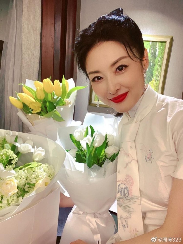 前央视一姐周涛近照惊艳!紧身长裙显细腰,53岁却嫩似少女