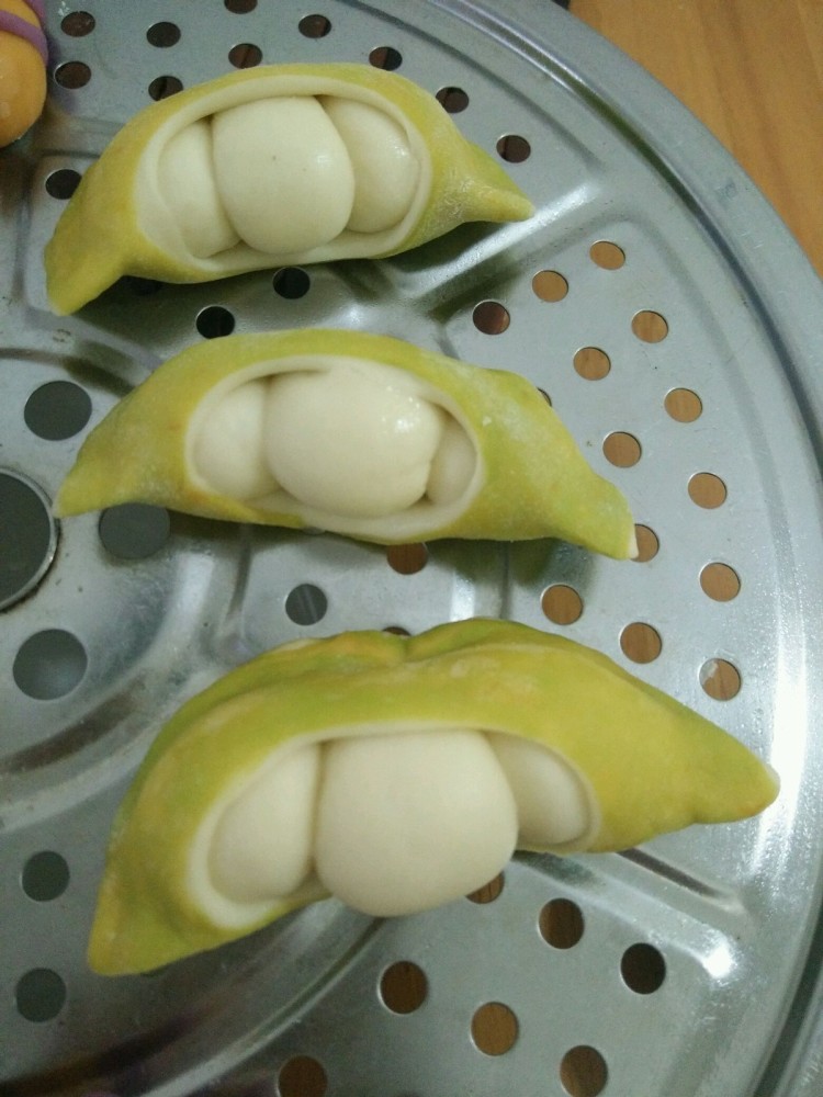7,这样一个豌豆荚的形状就做出来了,其他的豌豆荚馒头有按照这样的