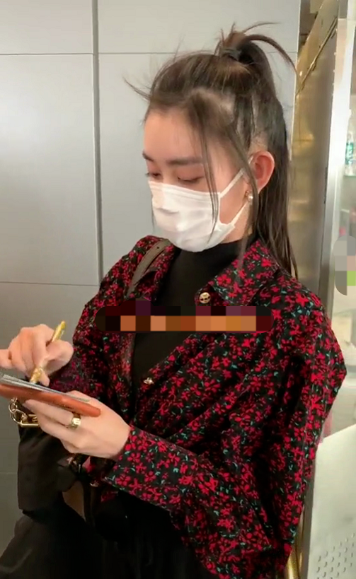 蒋依依机场给粉丝签名,却意外暴露自己脱发严重,网友
