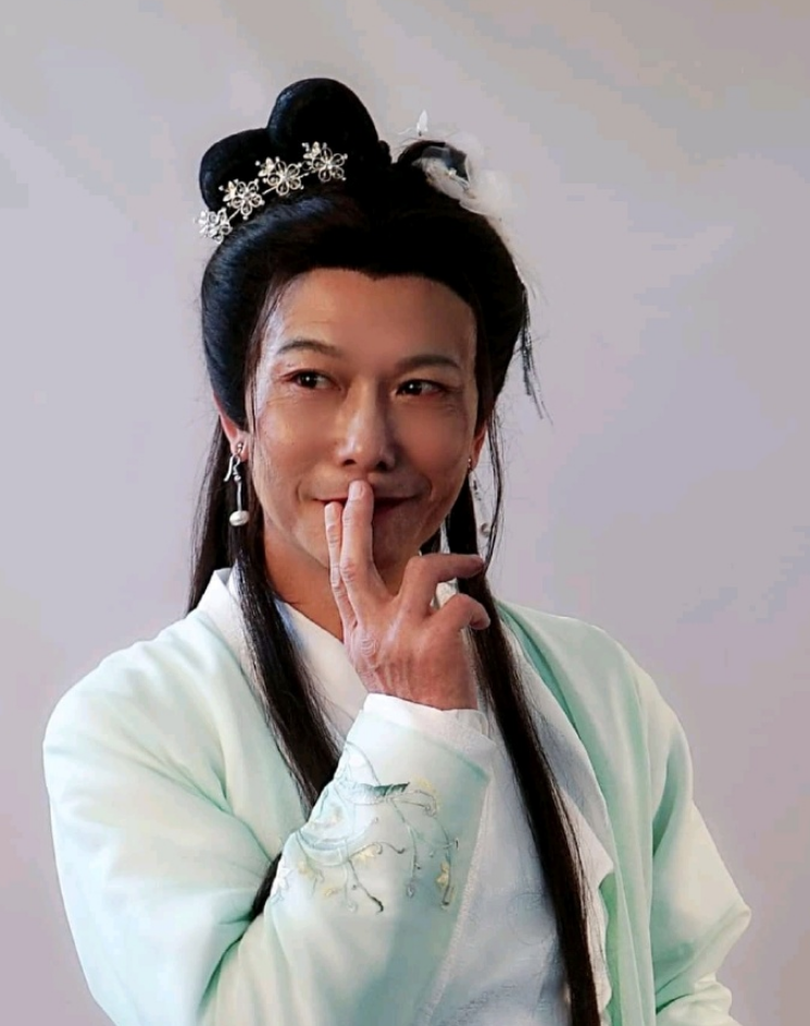 2000年,钱小豪因"偷拍事件"毁了名声,断了前途,如今他