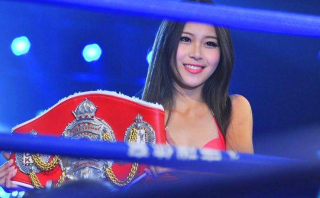 拳击比赛中举牌女郎火了,气质出众身材好,或是这项运动成就她