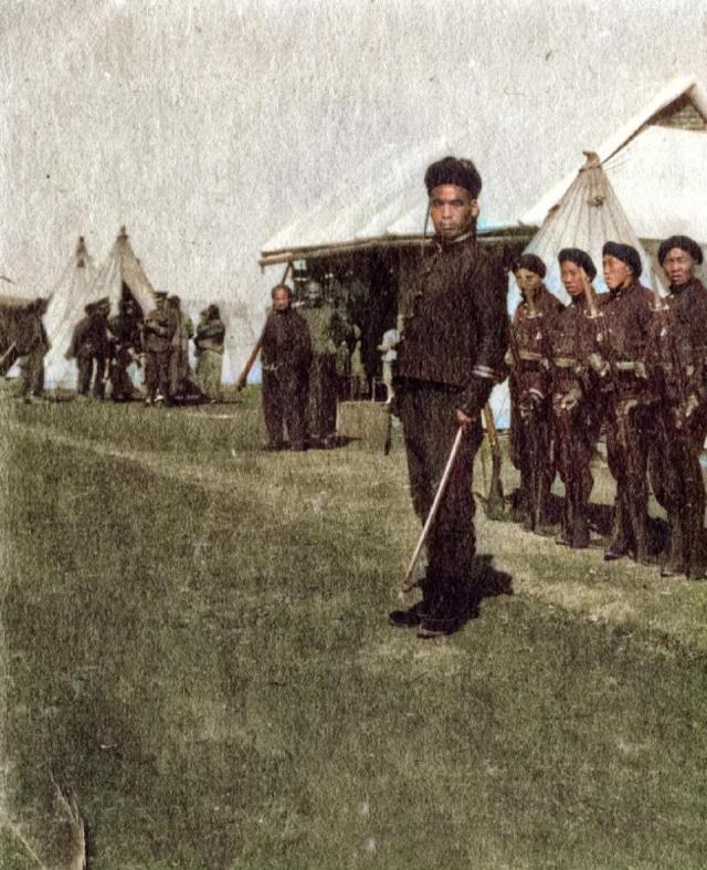 清朝灭亡前的新军罕见上色照:穿现代军装留辫子,还有山西阎锡山