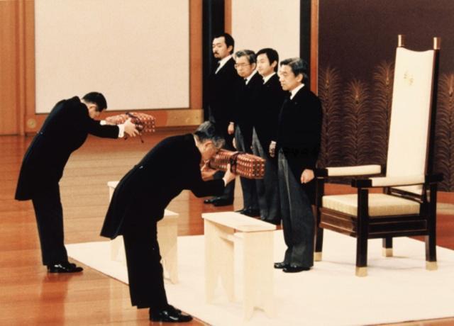 明仁1989年天皇继位仪式老照片:接受皇权象征剑和玉玺