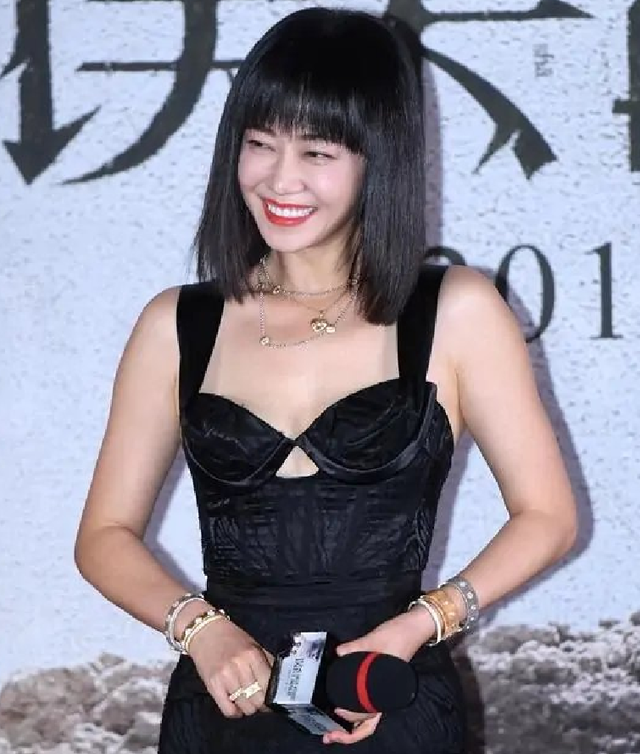谭卓出席活动旧照被扒穿低领装秀丰满引起热议被指太招摇了