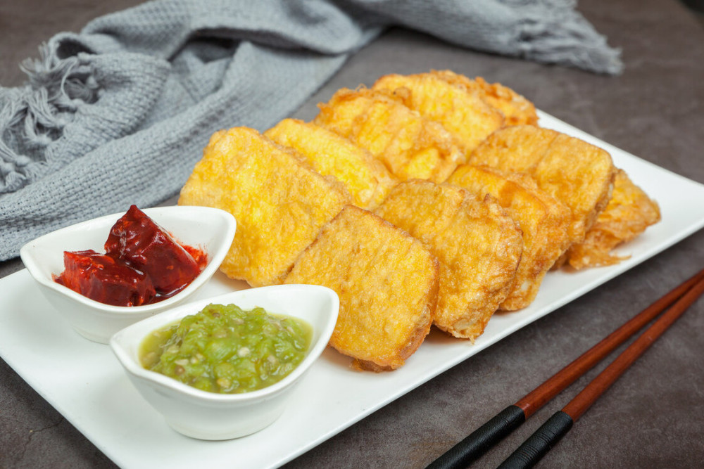 炸馒头片,直接炸还是裹蛋液?大厨教您一招,外酥里软,不吸油