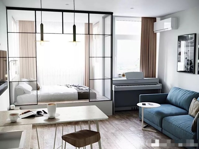 现代风格的一居室,玻璃隔断的卧室实用又不影响室内采光,蓝色的沙发在