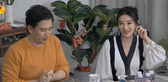 43岁的黄奕渴望爱情,发长文感叹综艺节目追爱经历,女儿成挡箭牌