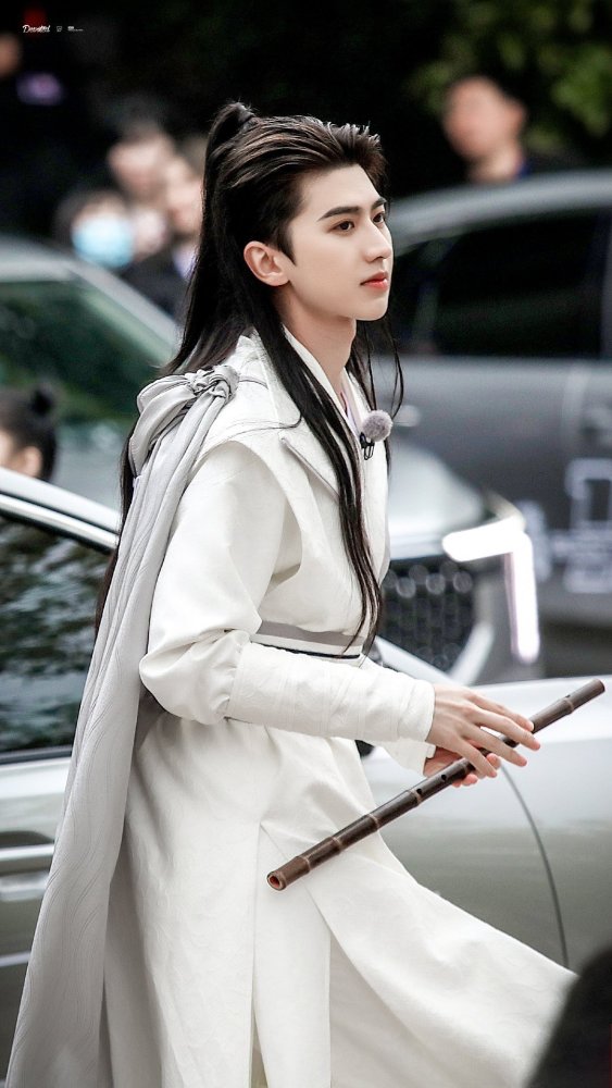 蔡徐坤《奔跑吧》白衣古装造型路透曝光,是古装美男啊