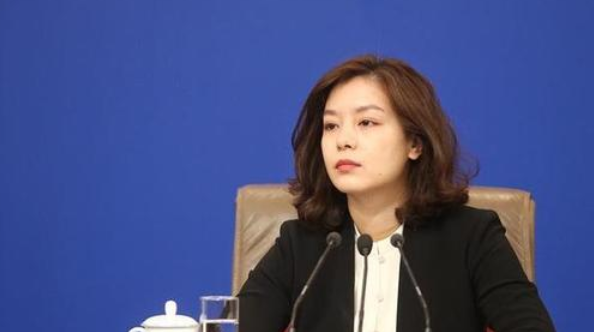 海南两位"美女教师"火了,比外交官张京还美:红玫瑰与白玫瑰