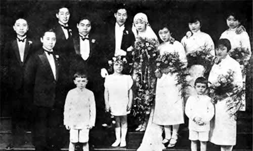 儿子在外娶5房小妾,却英年早逝,父母把她们接回,3年后全赶走