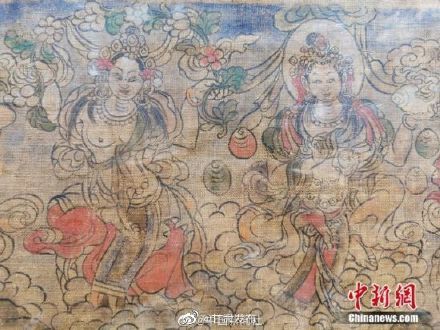 百年唐卡中的供养天女头戴宝冠舞翩然