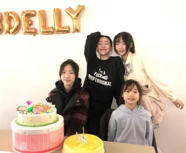 小s女儿穿露脐装晒照,身形比例完美宛如超模,五官越来