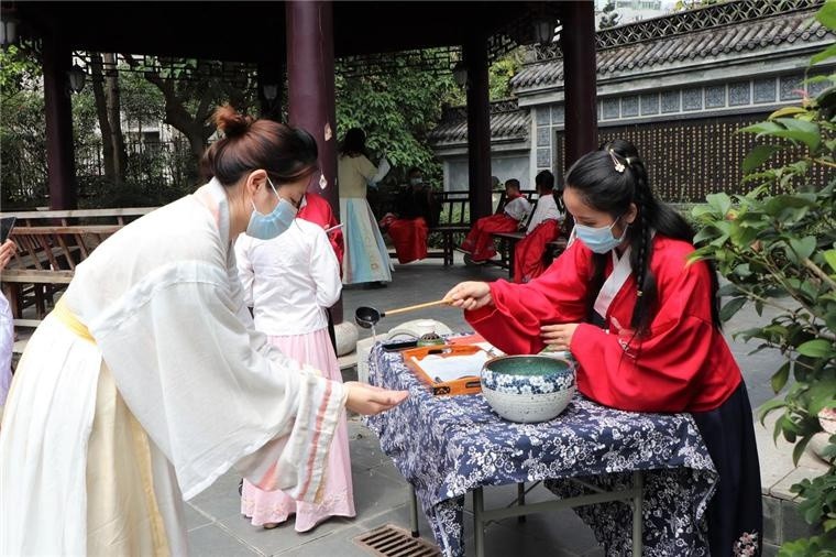 穿汉服行万福礼 北岭居民"上巳节"共赴愚园之约