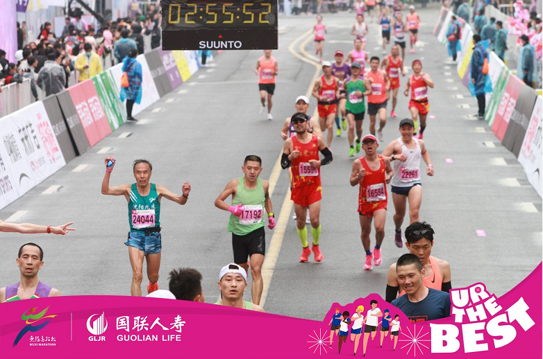 跑马拉松抽烟的大爷是谁，跑马拉松运动员抽筋了怎么办？