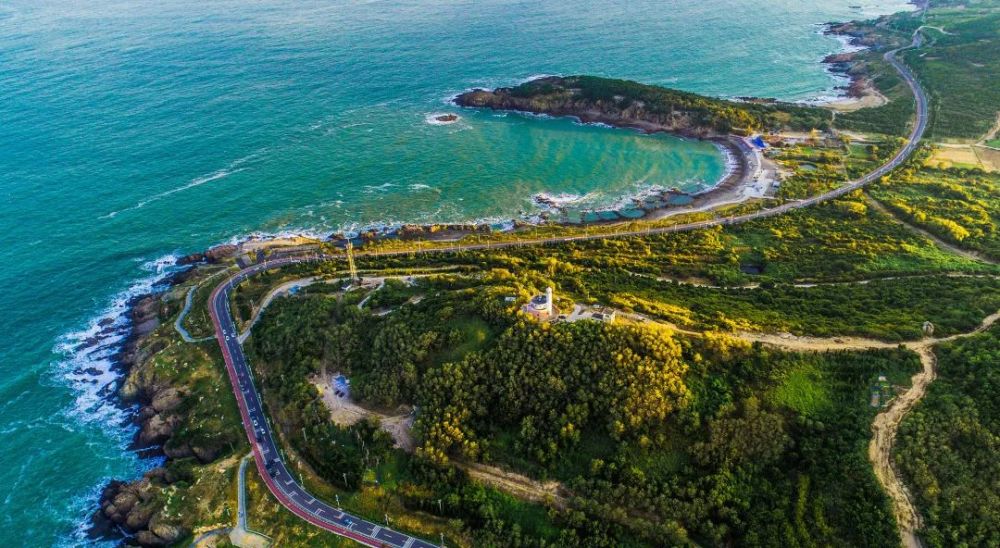 品尝新鲜的海鲜 青岛环岛路 在青岛,有一条沿着海岸线蜿蜒而出的公路