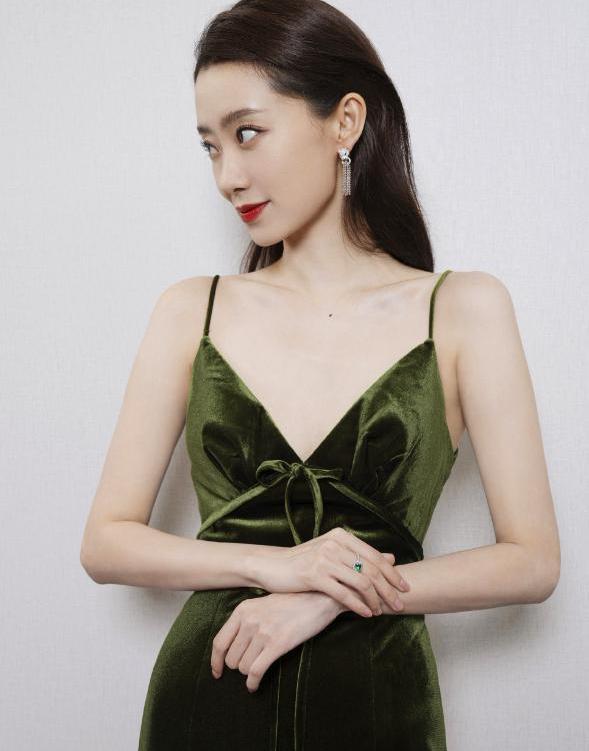 张小斐穿吊带绿色开叉裙凸显好身材,大长腿又白又细,气质绝了
